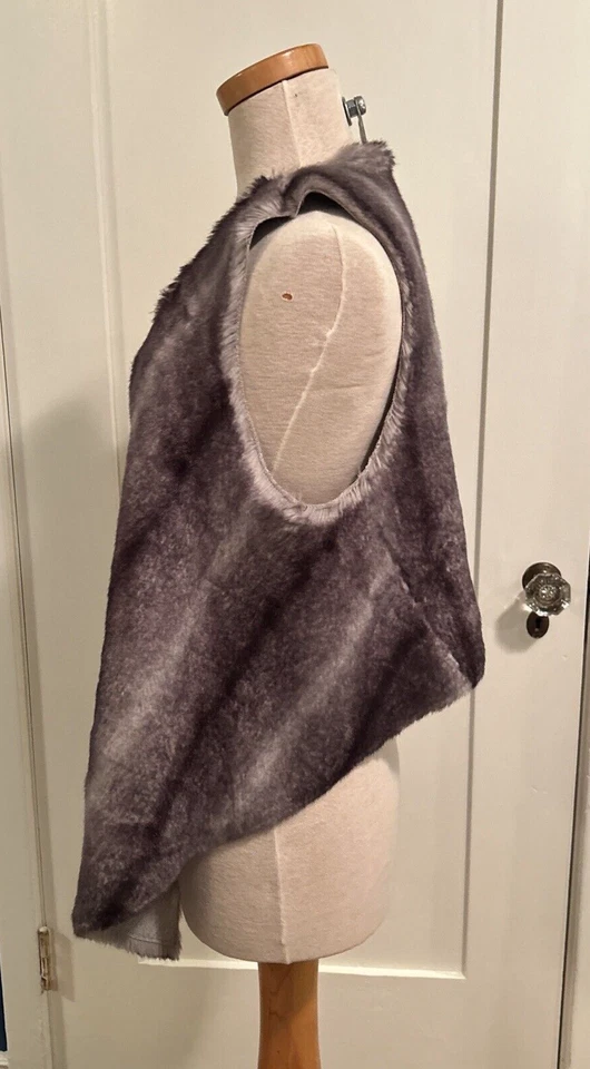 Chaleco Cascada Cynthia Vincent Piel Sintética Drapeado Pequeño Gris Plata Calle Duodécima Foto 2 de 4