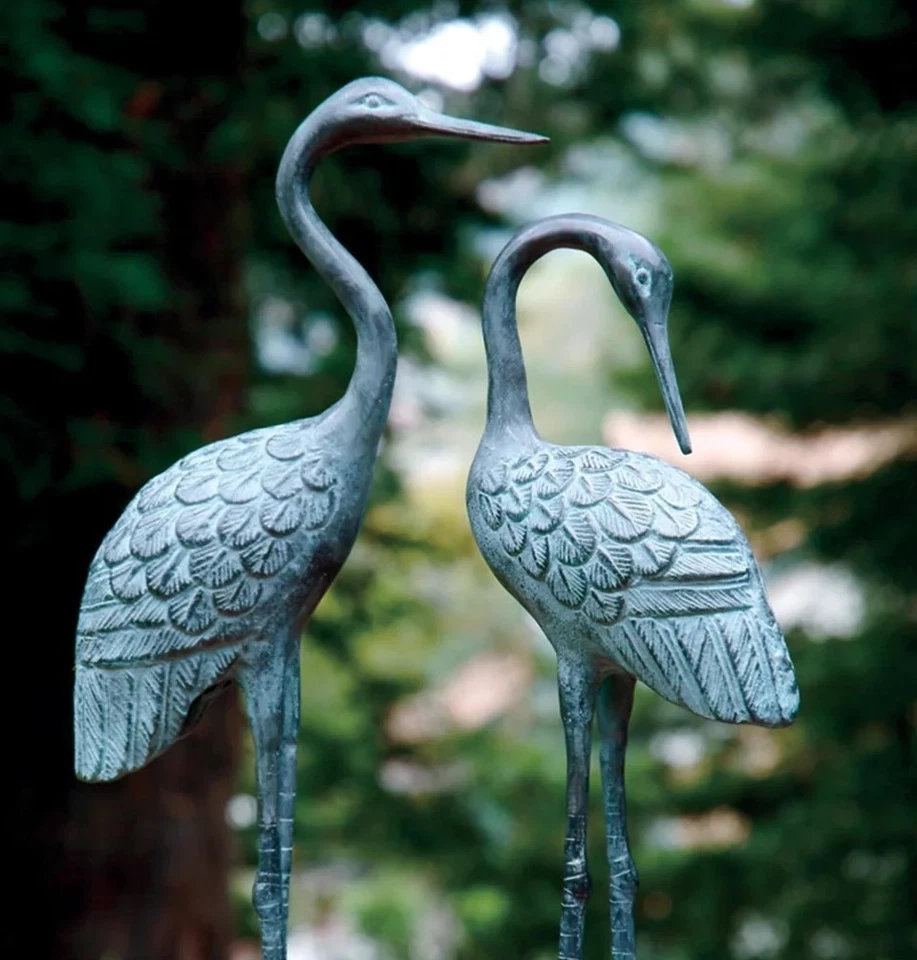 Par de estatuas de jardín de grúas de amor de latón oxidado Foto 2 de 3