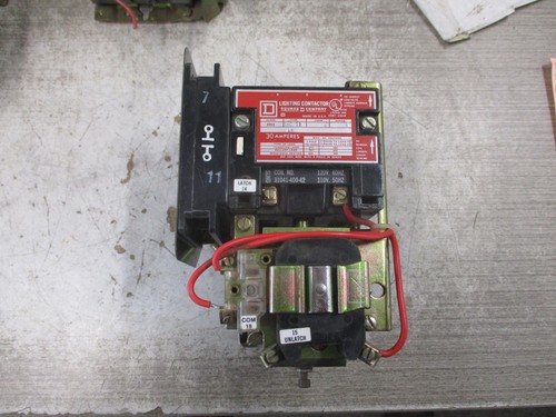 Contattore Illuminazione Quadrato D 8903 SMO 12 Ser. Bobina A 120V 30A 600V usata - Foto 1 di 7