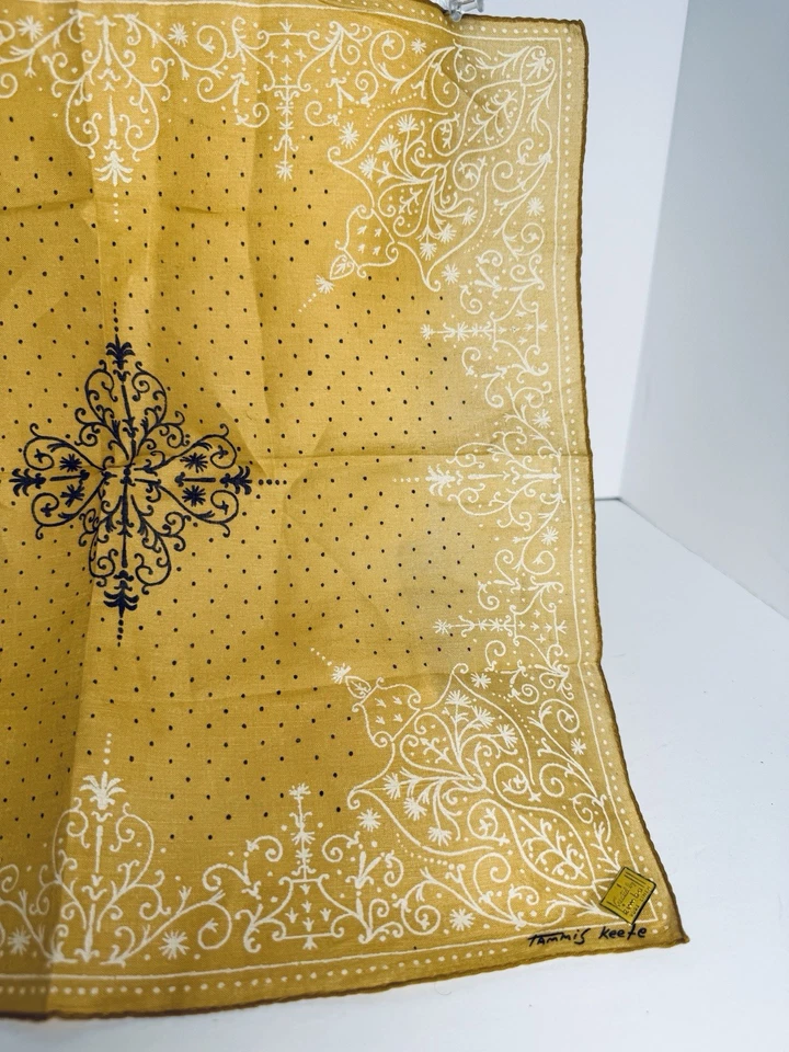 Pañuelo Tammis Keefe Vint - Estilo Bandana Amarillo Mostaza - Lino Firmado MCM Foto 3 de 4