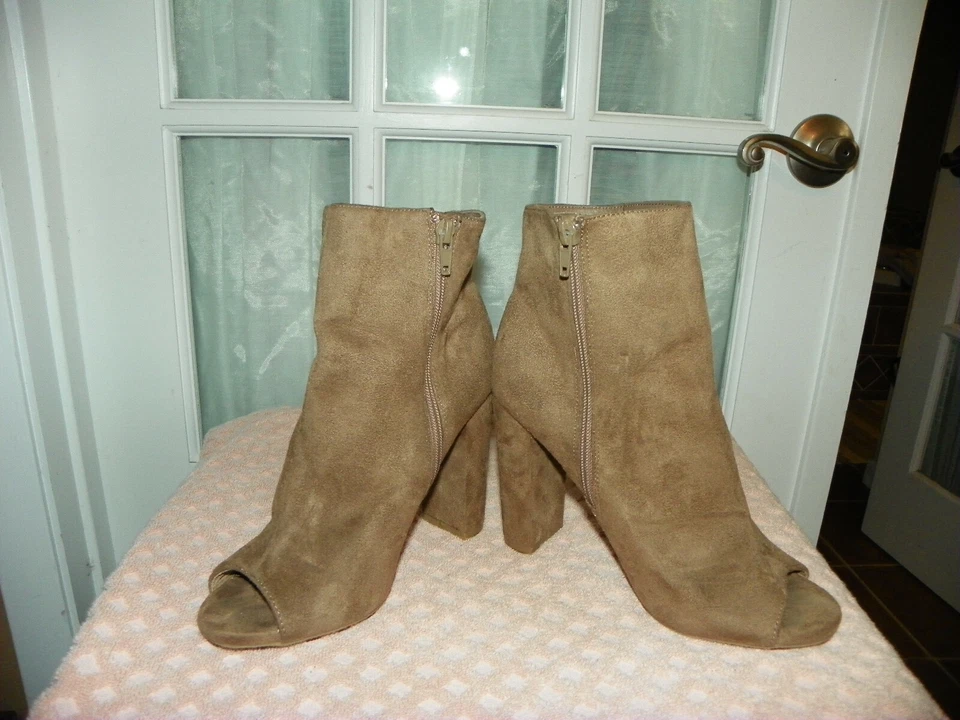 Botín Wild Diva de gamuza topo punta abierta bloque tacón alto cremallera lateral para mujer talla 7 M Foto 2 de 4