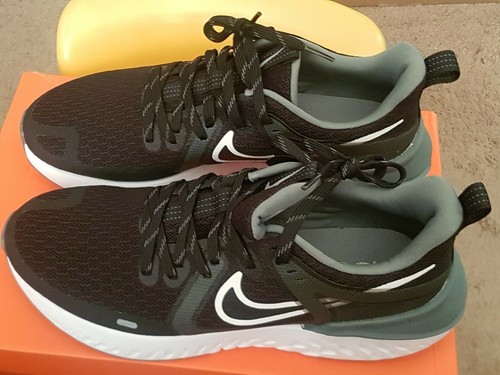 black nike legend react