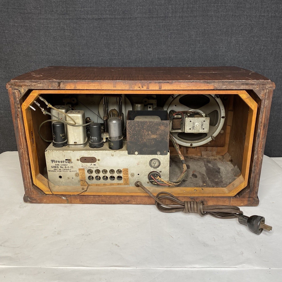Vintage Firestone Air Chief Model 4-A-22 Tube AM-SW Table Vintage Firestone Air Chief Model 4-A-22 Tube AM-SW Table