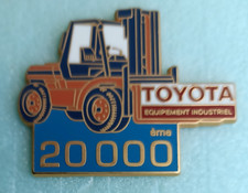 Rare Pin's Chariot élévateur Toyota 20000éme Grand pin's TP