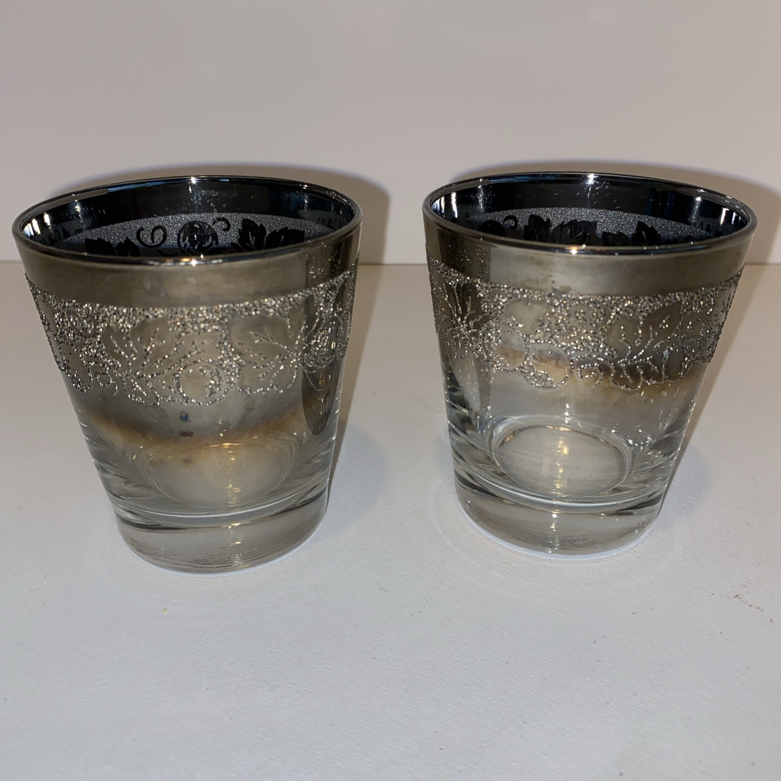 Set Of 2 Vintage MCM Dorothy Thorpe Silver Band Short Whiskey Glasses Grape