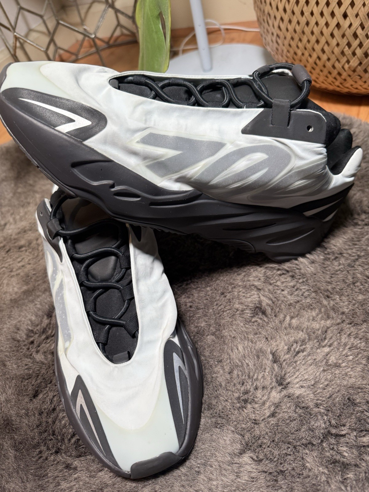 adidas Yeezy Boost 700 MNVN Metallic Men's Size 13 Sneakers GW9524 thumbnail 3