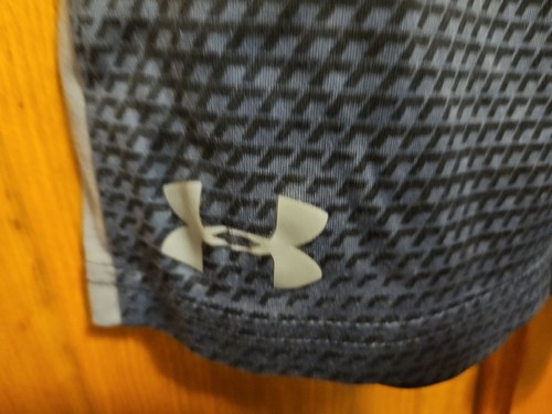 Boy's Under Armour Shorts Black/Gray Size Youth Large - Picture 2 of 4