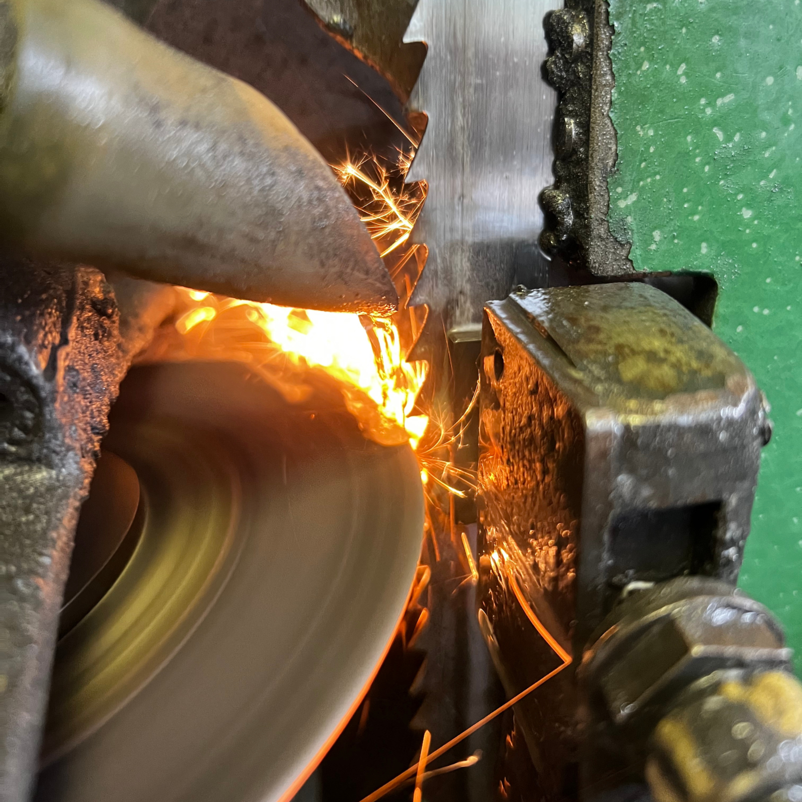 Service d'affûtage de lames de scie à ruban / service d'affûtage