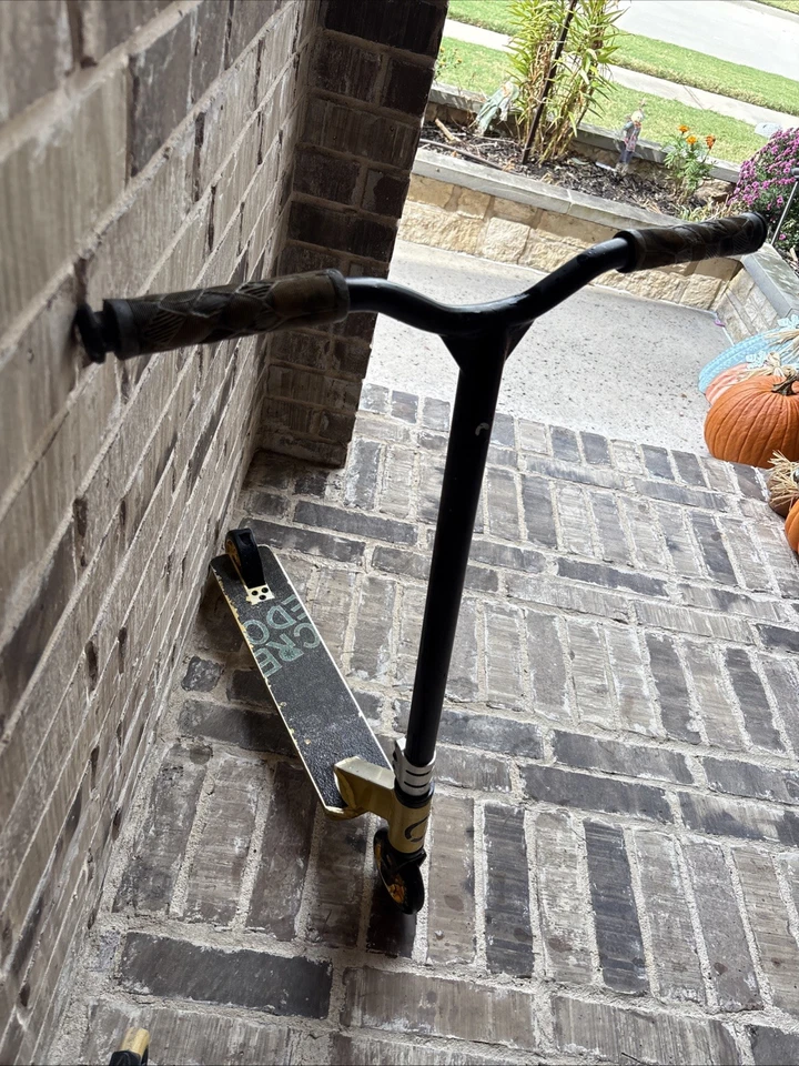 Scooter de truco ligero profesional para niños de 8+ años color negro y dorado Foto 3 de 4