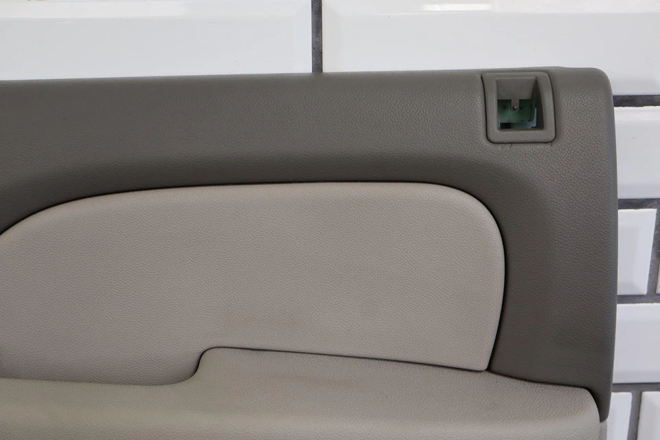 Правая задняя внутренняя дверная панель 07–09 Chevy Suburban GMT900 (титан 833) - Изображение 3 из 4