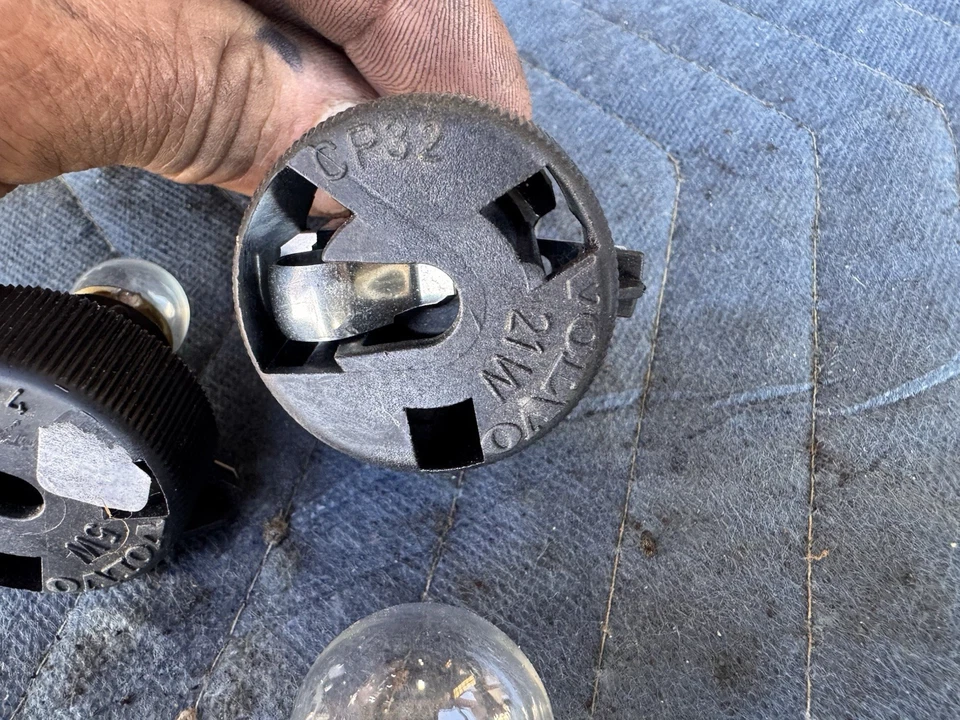 1986-1993 Volvo 240 244 245 Rear Tail Light Lamp Sockets & Bulbs OEM #4959E - Image 4 of 4