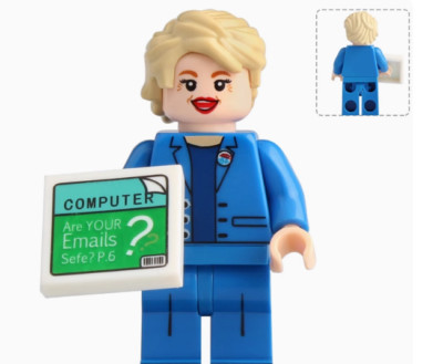 Hillary Clinton Figur mit News Fliese über Email Skandal