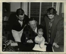 1939 Press Photo Roy Henville son Sandy, Milton Feld & parents film contract