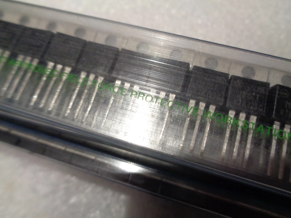 TO-220 Voltage Regulators L78 & L79 Range ORIGINAL ON-SEMI AND STM PARTS x10pcs - Image 2 of 4