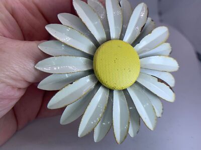 Flower Daisy White Enamel Yellow Center Vintage Enamel Brooch Pin M-0232