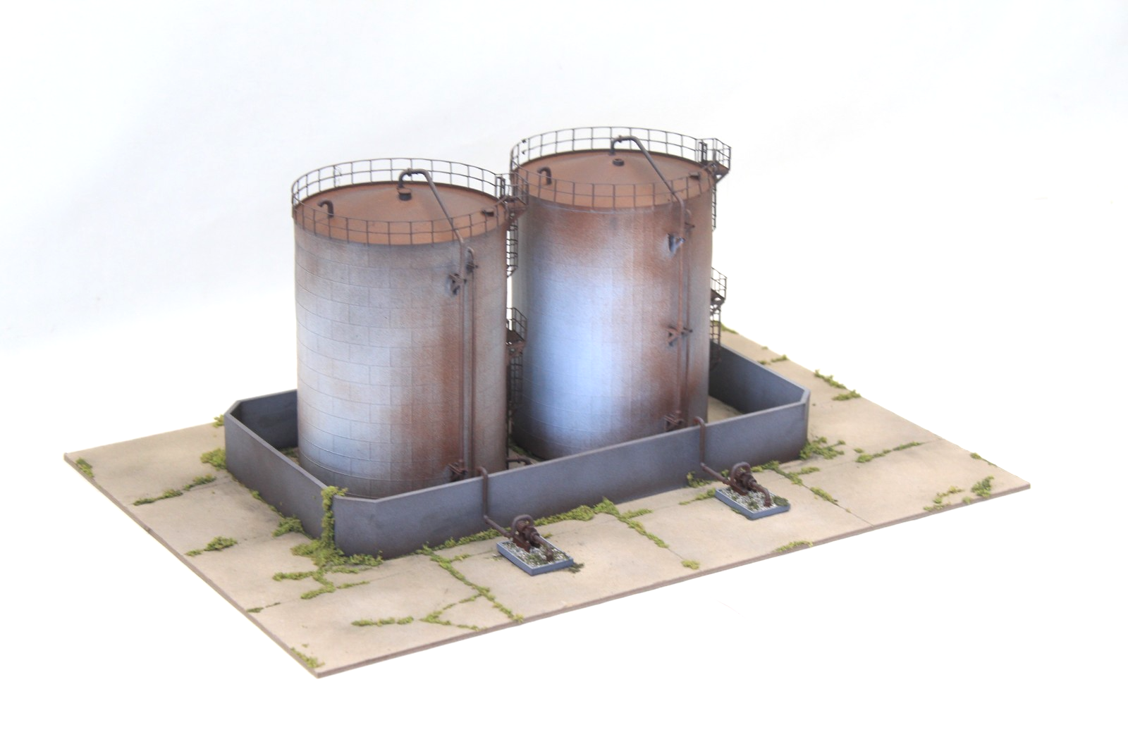 Twin Oil Tanks Concrete Base Bund Diorama OO Gauge Model Railway Scene Layout