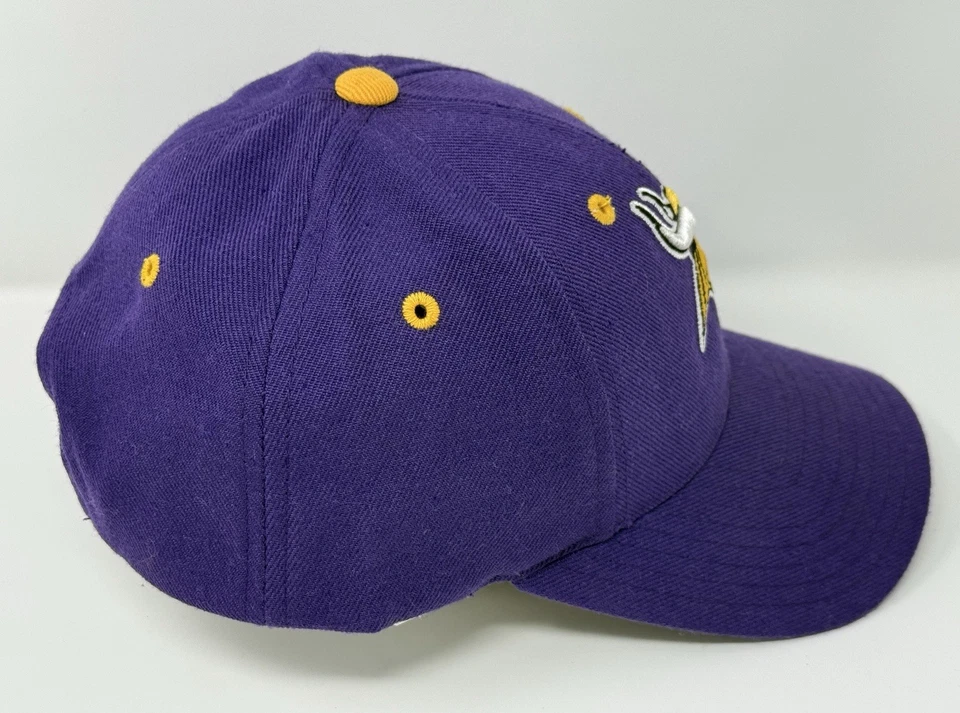 Gorra ajustable púrpura NFL con logotipo de los Minnesota Vikings mascota Foto 4 de 4
