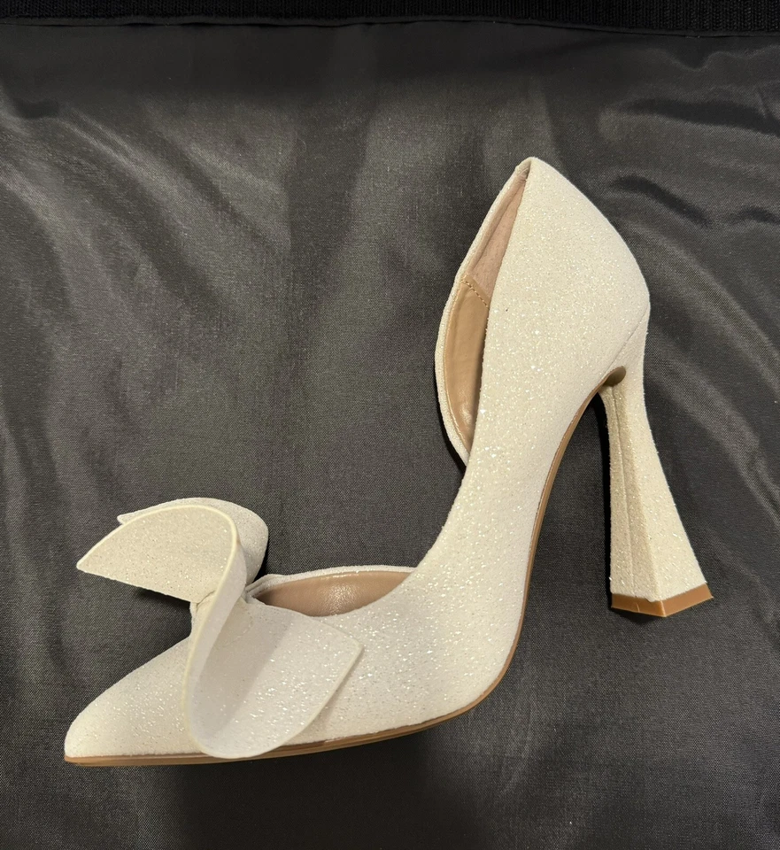 Betsey Johnson 女式 Nobble 象牙色闪光蝴蝶结 D'Orsay 4.25 英寸高跟鞋 6.5 全新带盒 — 第 3/4 张图片