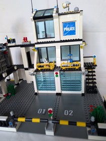 LEGO 7744 Police Headquarters Station Crook Jail Garage Road Car Van City 2008