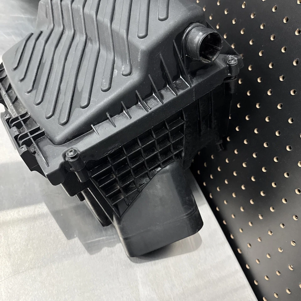 Conjunto de caja de filtro de aire de motor Buick Lacrosse 2010-2011 3,6 L OEM 13319576 Foto 2 de 4