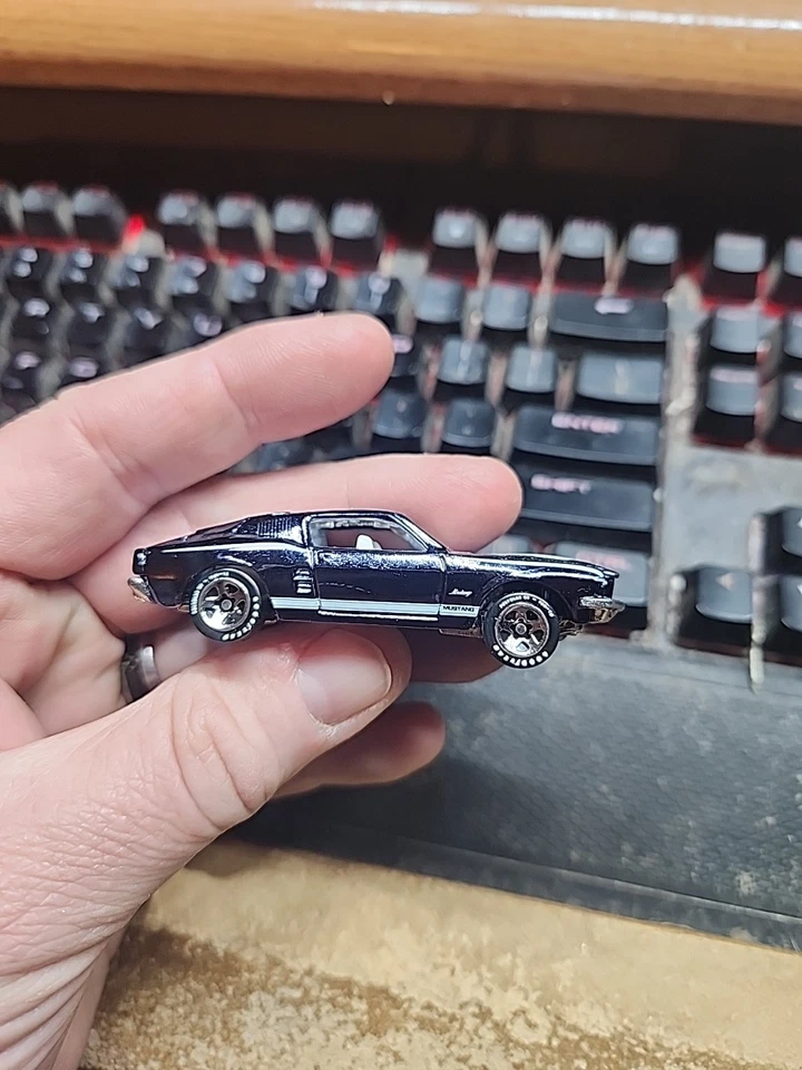 Coche diecast suelto Hot Wheels Classics 1968 Mustang Series azul oscuro Spectraflame Foto 2 de 4