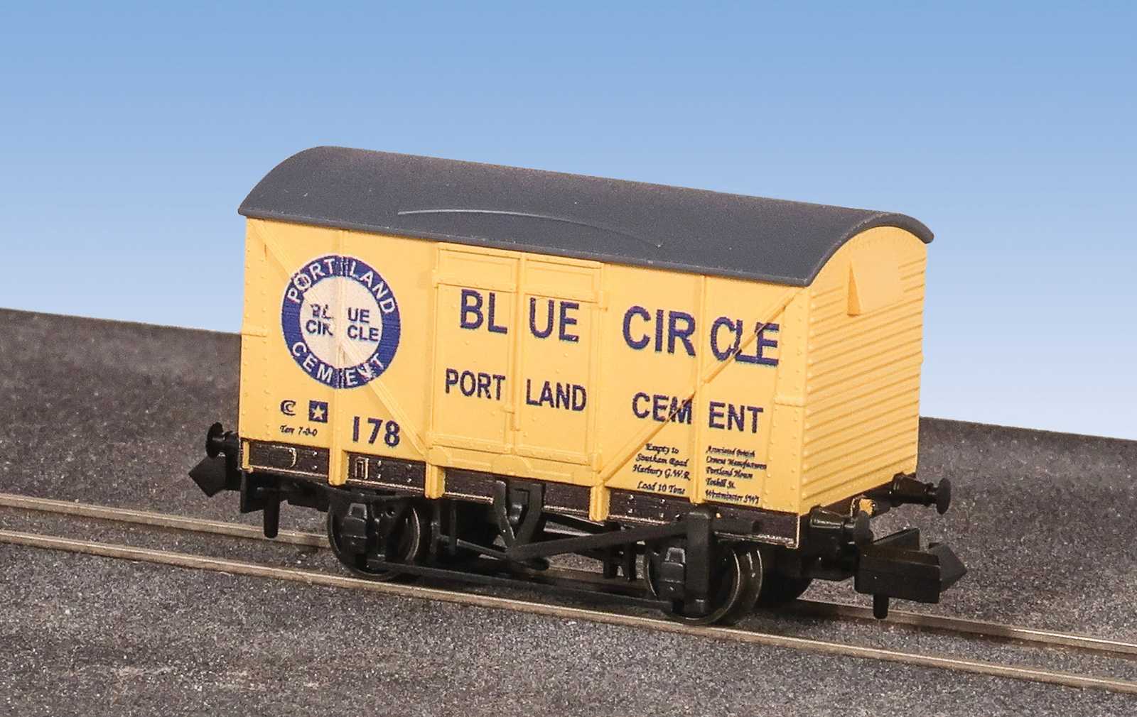 Peco NR-2003P N Gauge BR 12 Ton Van Blue Circle Cement