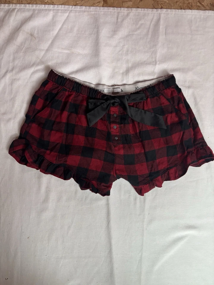 Mini Pantalones Cortos Abercrombie And Fitch Rojo Y Negro Talla XL Foto 2 de 4