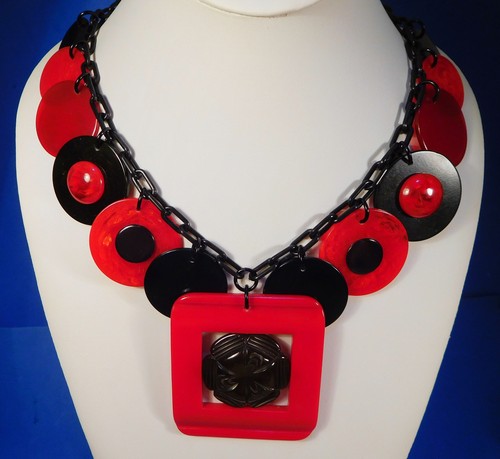 30er Jahre Bakelit! Schwarz geschnitzte Knopf rote Schnalle Upcycling Poker Chip HALSKETTE - Bild 2 von 12