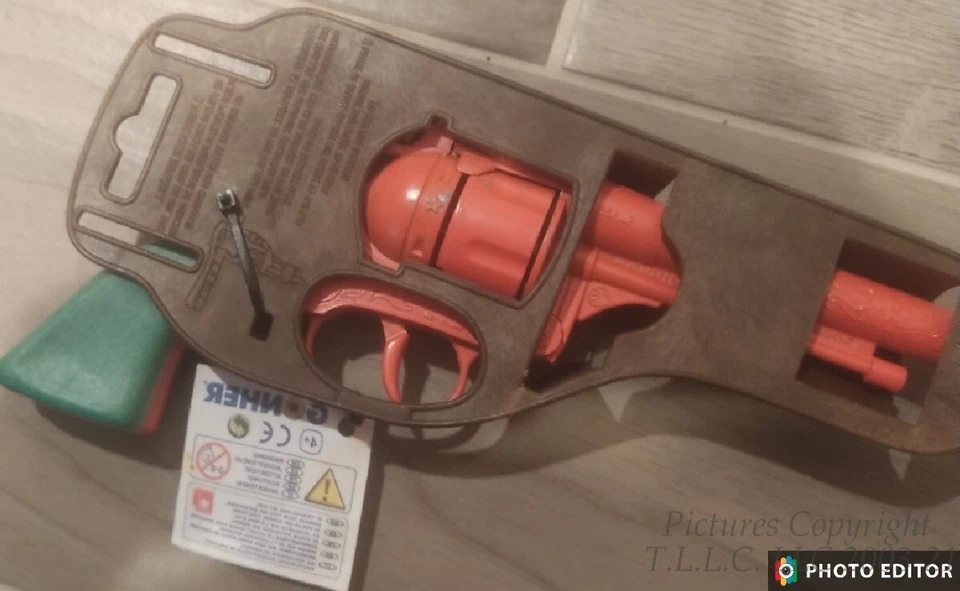 NEW VINTAGE WALT DISNEY WORLD #55 GONHER REVOLVER TOY CAP GUN W/HOLSTER - Image 2 of 3