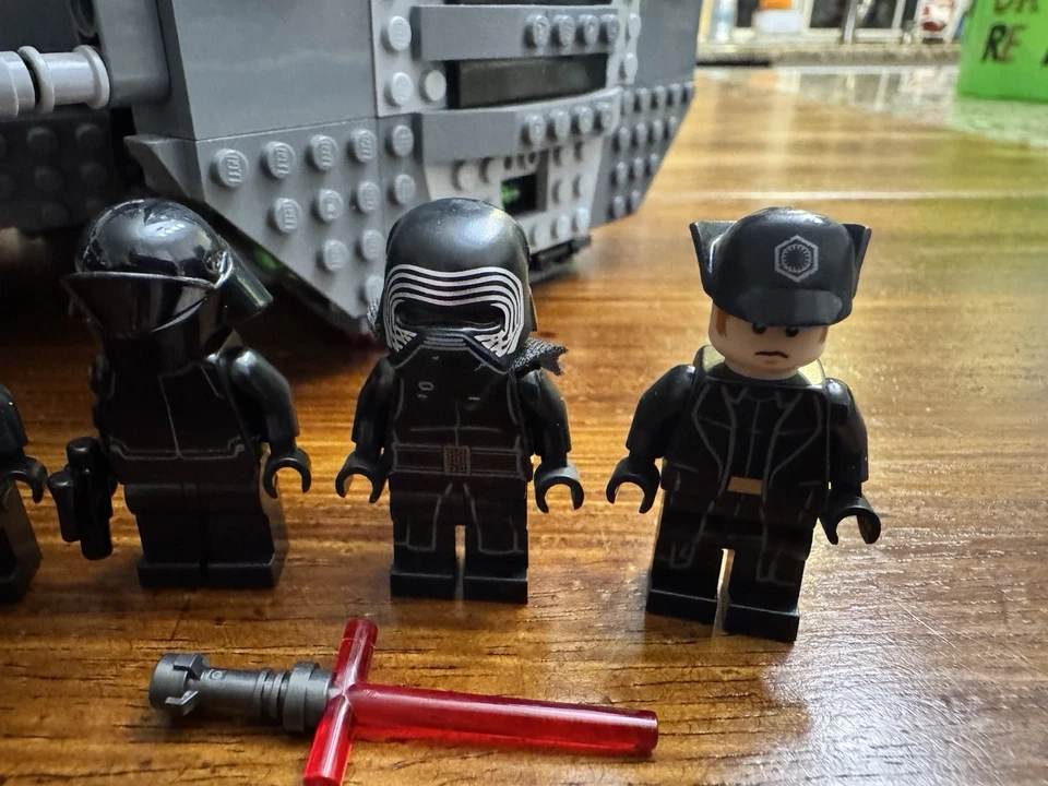 Lego Star Wars Kylo Ren's Command Shuttle #75104 (w/Instructions / Minis) - Image 4 of 4