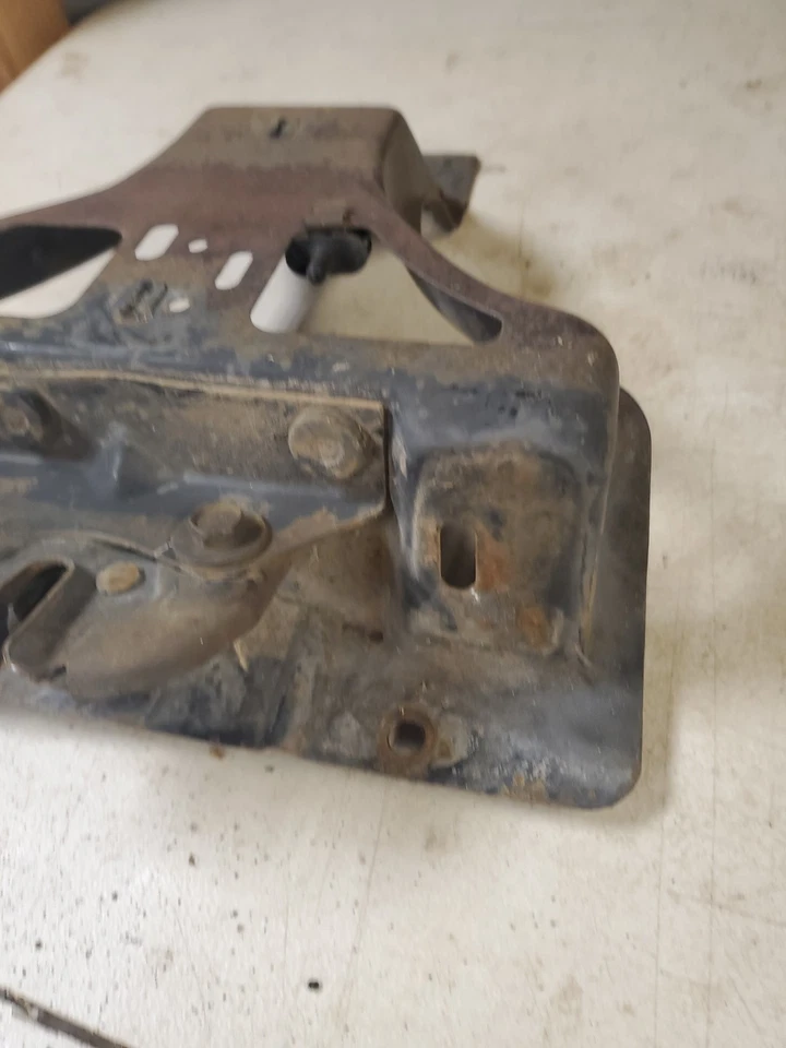 95-05 Blazer 94-04 Chevrolet S10 Radiator Support Center Hood Latch Bracket - Image 3 of 4