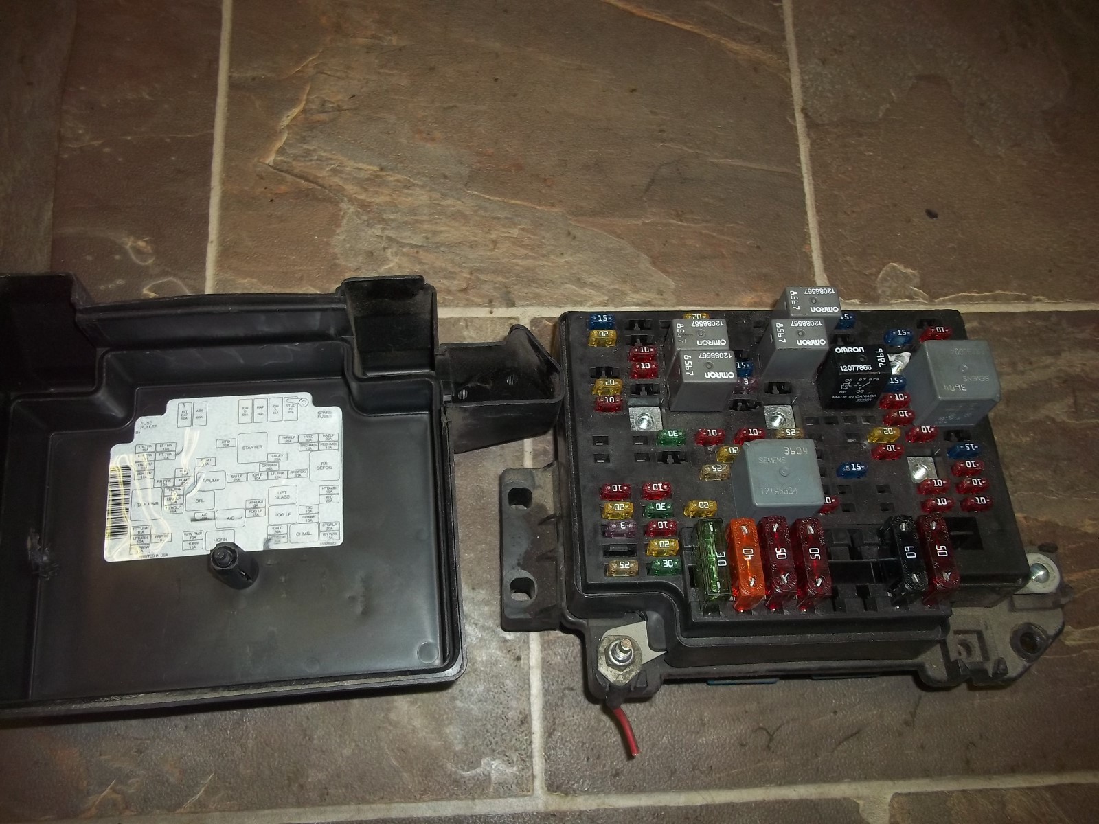 1999 99 Oldsmobile OLDS BRAVADA Engine Fuse Relay Box Center Under Hood