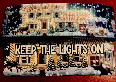 Zox Keep The Lights On 1/500 Weihnachtsszene mit niedlichem verstecktem Eichhörnchen und Katze