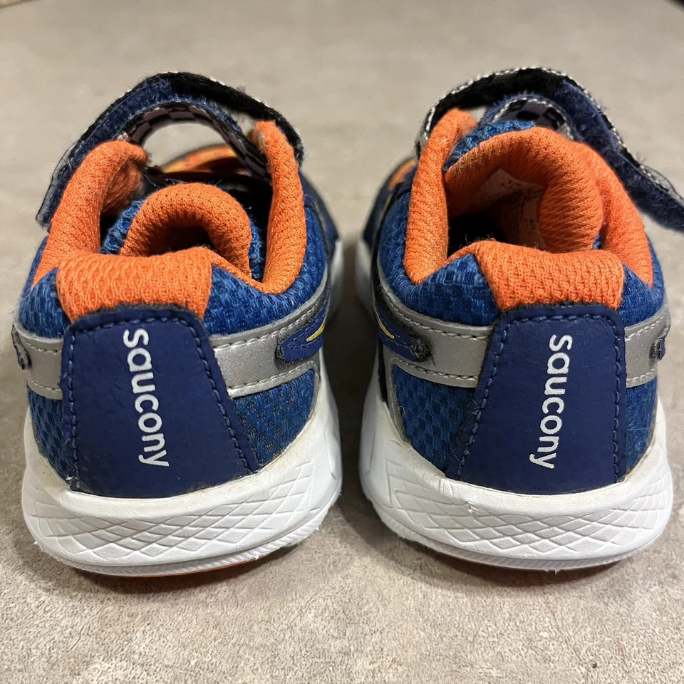 Zapatillas deportivas Saucony para niños talla 5,5 naranja azul llamas tema de carreras usadas en excelente estado Foto 2 de 4