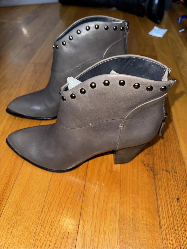 Nuevo B. Makowsky Quincy Gris Cuero Tachonado Botines 8.5 Pls Rd Desc Foto 2 de 4