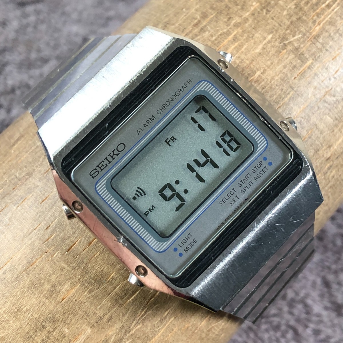 Vintage 1984 Seiko Men A914-5A39 Alarm Chronograph Quartz Digital Watch  1/2