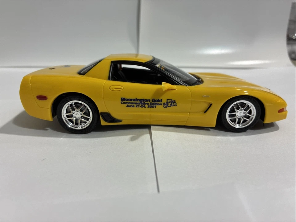 2001 Corvette modelo promocional carro 1/25 Bloomington Gold Z06 excelente com caixa - Imagem 2 de 4