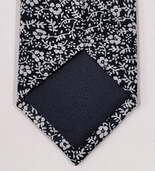 Corbata delgada Banana Republic diseño floral azul y blanco 59" Foto 3 de 4