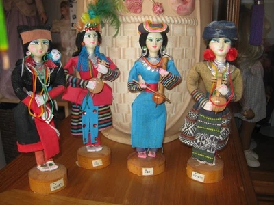 4 POUPEES DE PAYS 3 MUSICIENNES+ UNE MAMAN 21 CM MONTAGNE THAILANDE SOCLE BOIS - Photo 1/2
