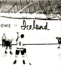 GA130 Orig Photo ICE HOCKEY ATHLETES Skating in Rink Refere Match Game Action