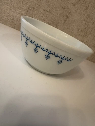Pyrex Vintage Snowflake Garland Mixing Bowl #402 Blue/White, 1.5 Qt MINT