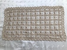  Centrino  per tavolino lavorato a mano all'uncinetto colore ecrù