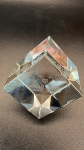 1,5" massiver Glas Briefbeschwerer mit lasergeätzten Liebesschwänen und magnetischem rotem Etui - Video 1 von 1