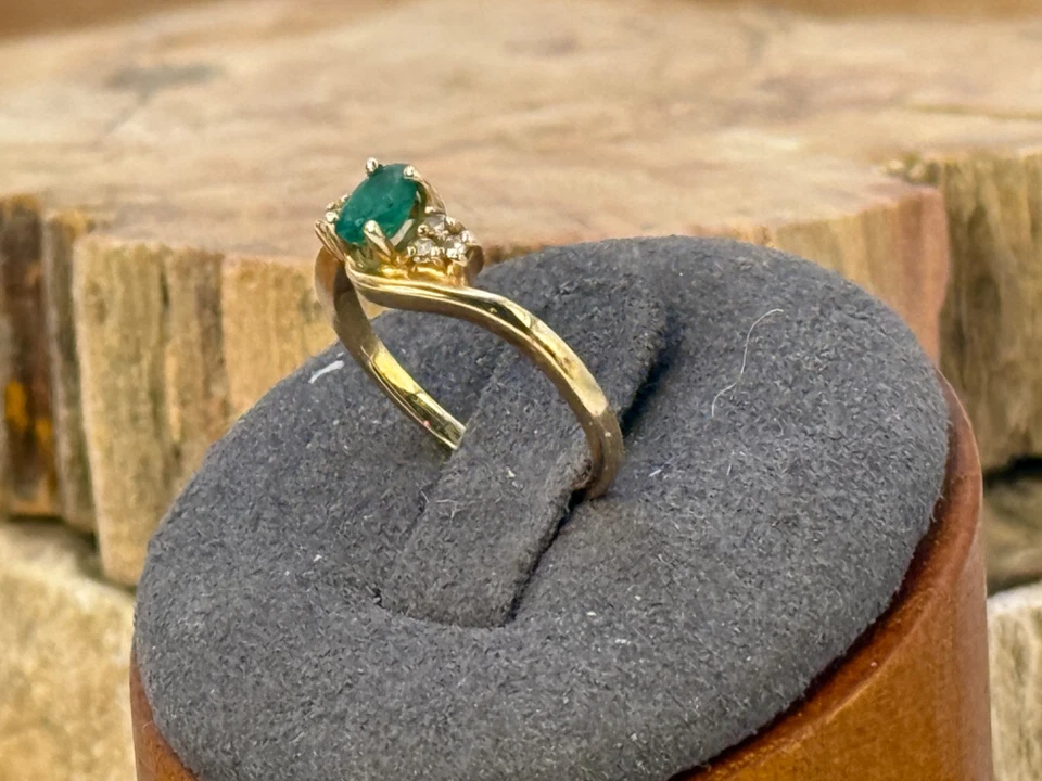 Vintage 10K Solid Yellow Gold Emerald w/diamonds ring 5--2484.25 - Image 4 of 4