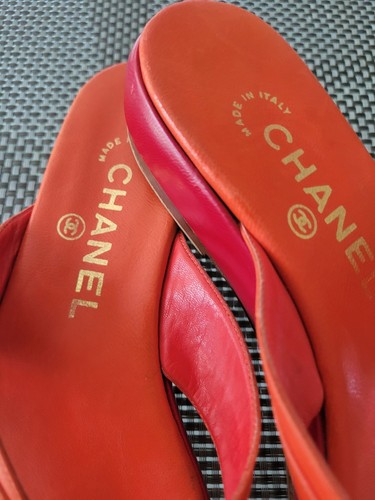 AUTH VINTAGE CHANEL THONG TURN LOCK RED LEATHER FLAT SANDALS 38/8 - Picture 2 of 8