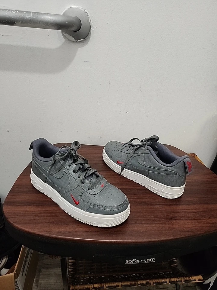 NIKE AIR FORCE 1 07 PREMIUM "JOYA A CASA Y LEJOS" GRIS VASTO TALLA 5.5Y [CK4392-002] Foto 2 de 4