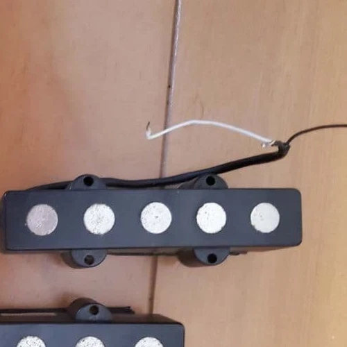 Juego de pastillas para bajos DELANO JMVC 5 FE/M2 - Cuello y puente para bajo de 5 cuerdas Foto 4 de 4