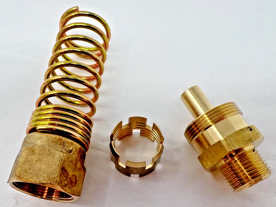 黄铜 DOT 空气制动软管端连接器 3/8" x 3/8" 公头 NPT 带弹簧保护 美国 — 第 2/4 张图片