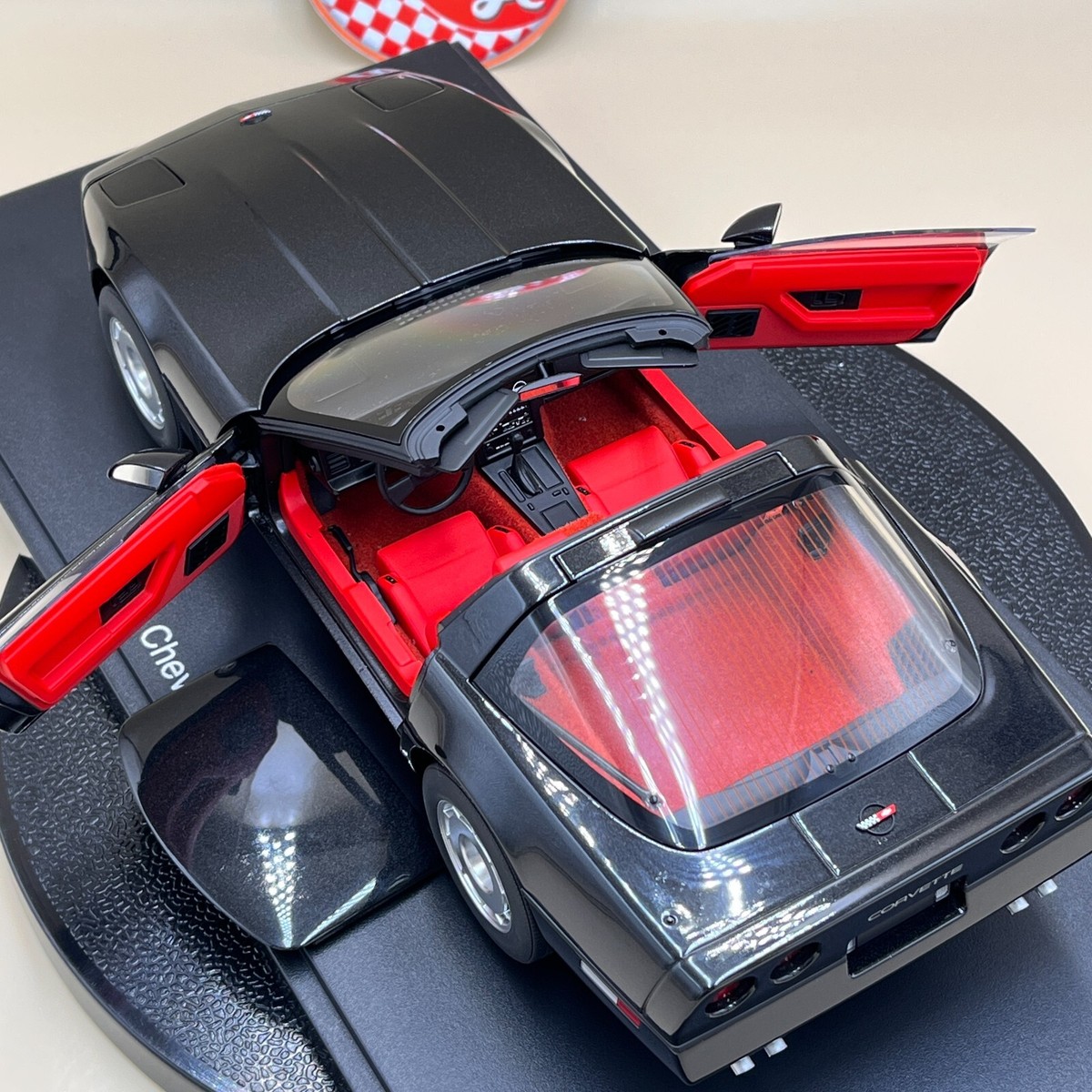 自動車 Autoart Chevrolet Corvette 1986 AUTOart 1/18 Chevrolet Corvette 1986 Black Red seat 71242