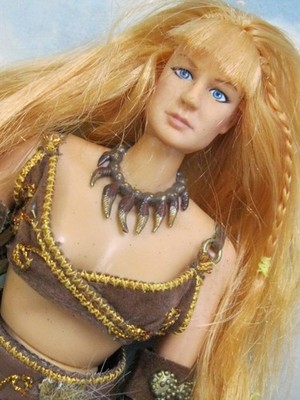 1999 TOY BIZ Gabrielle 1990s Xena AMAZON WARRIOR THE QUEST 12'' DOLL